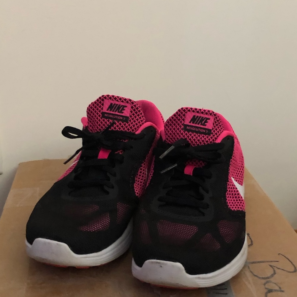 Like new! Pink and black Nike tennis shoes
